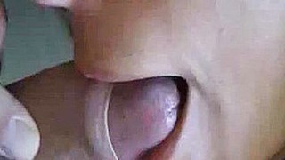 Жена сосет крупно