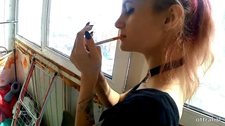 Кавалер трахает свою брюнетку на балконе пока та курит сигарету